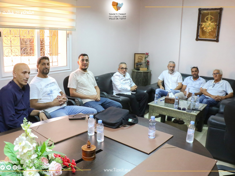 رئيس الجماعة يجتمع برئيس نادي أمل تيزنيت لكرة القدم و أعضاء من المكتب الاداري،استعداداً لانطلاق الموسم الرياضي الجديد
